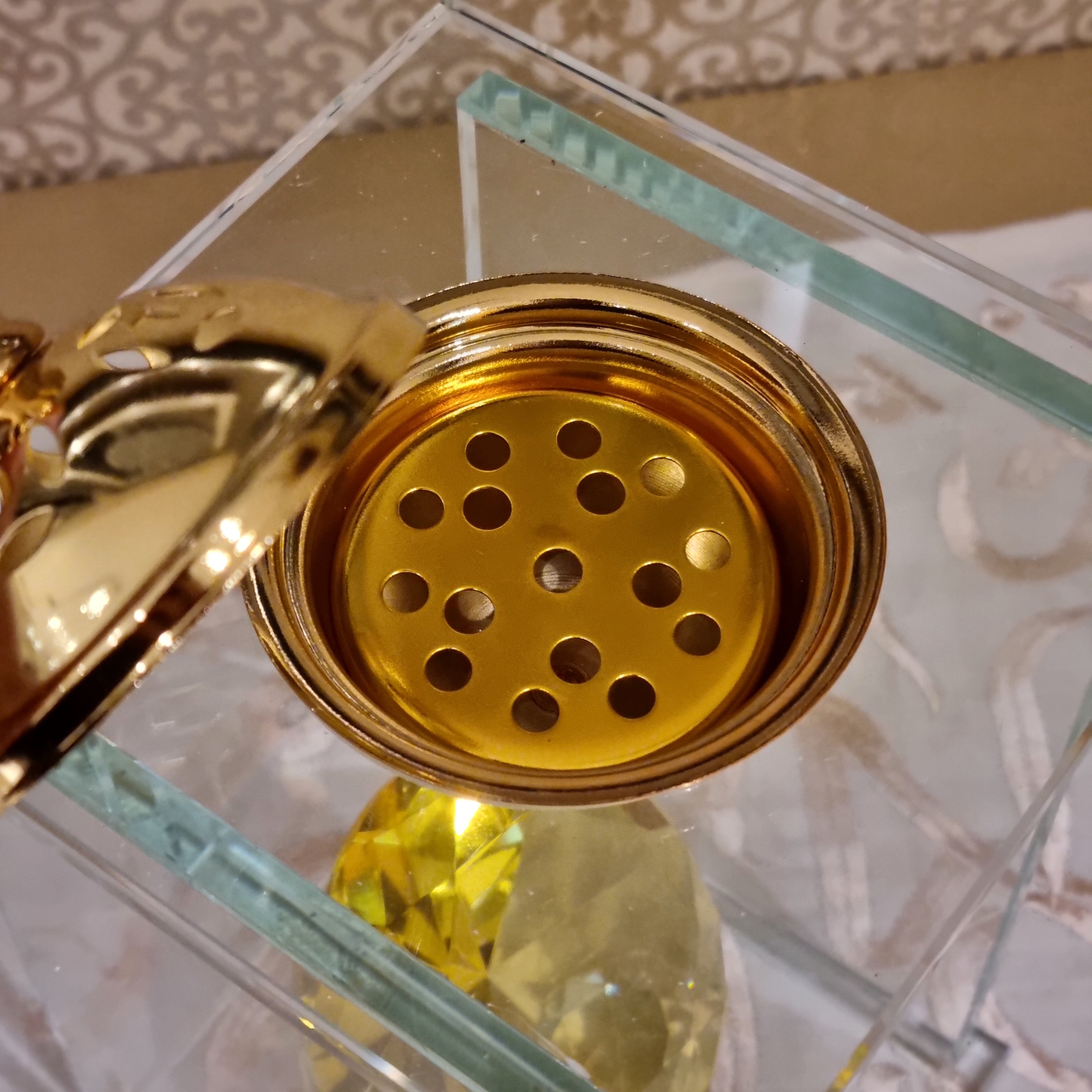 Groot glas met goudblomsentrum Oudbrander