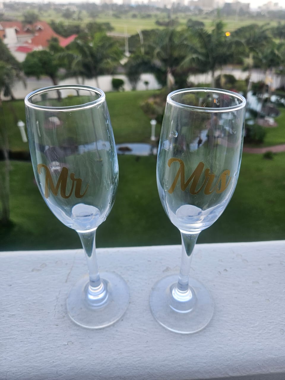 Wedding Glasses Mr and Mrs