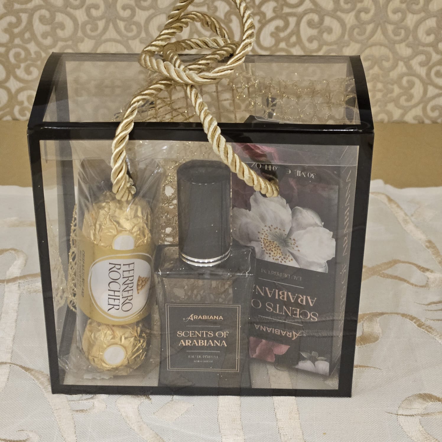 Parfuumgeskenkstel 1- Oud-parfuum met Ferrero Roche 3s in persoonlike deursigtige geskenkboks