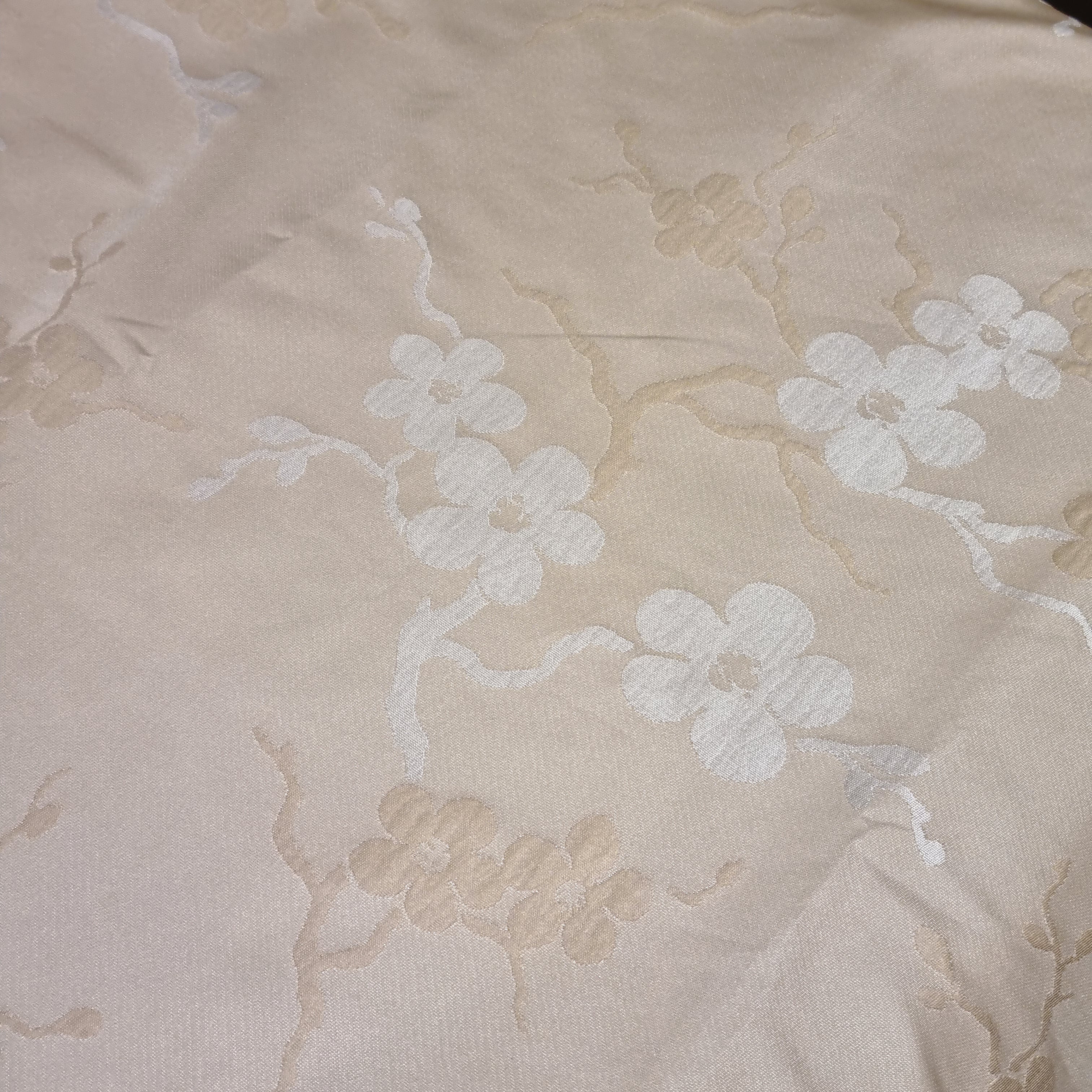 Cream & White Floral Luxury Tablecloth