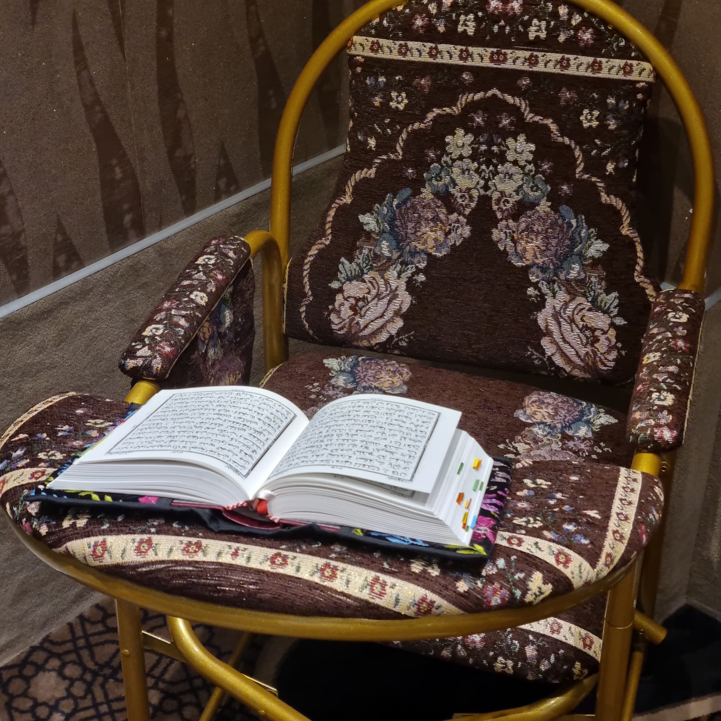 Salaah Chair with Swivel Table – Arabiana